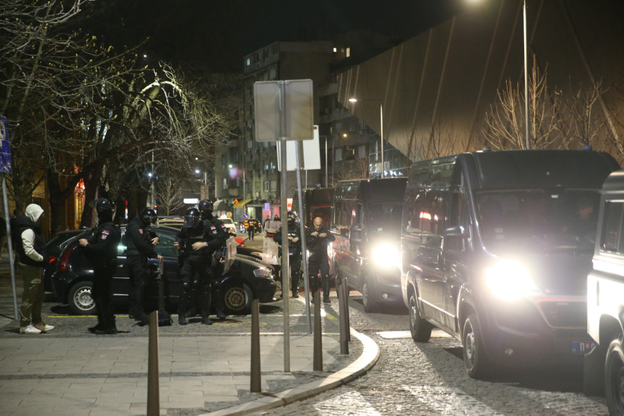 Neviđeni boljševički teror plenuma: Studenti blokirali RTS i brane zaposlenima da rade FOTO/VIDEO