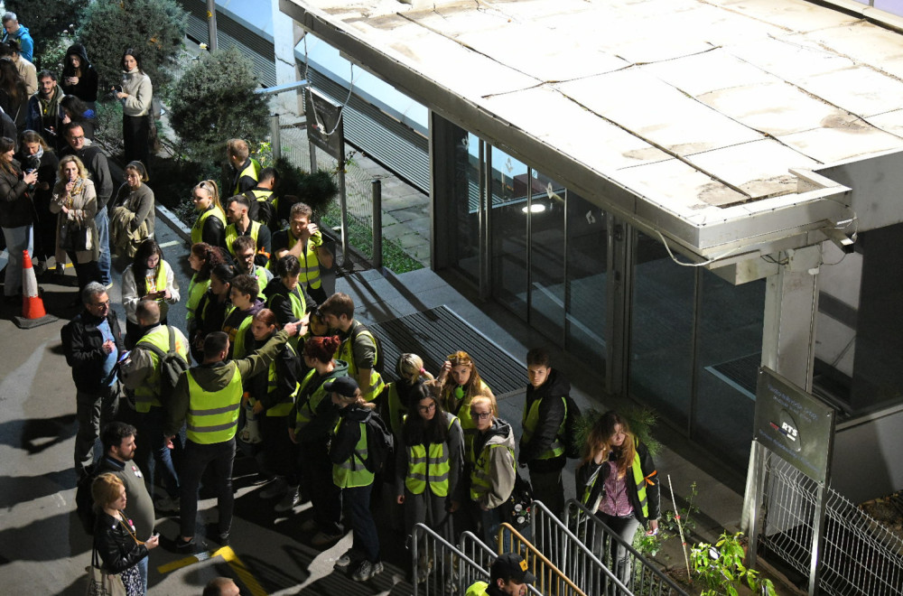 Neviđeni boljševički teror plenuma: Studenti blokirali RTS i brane zaposlenima da rade FOTO/VIDEO
