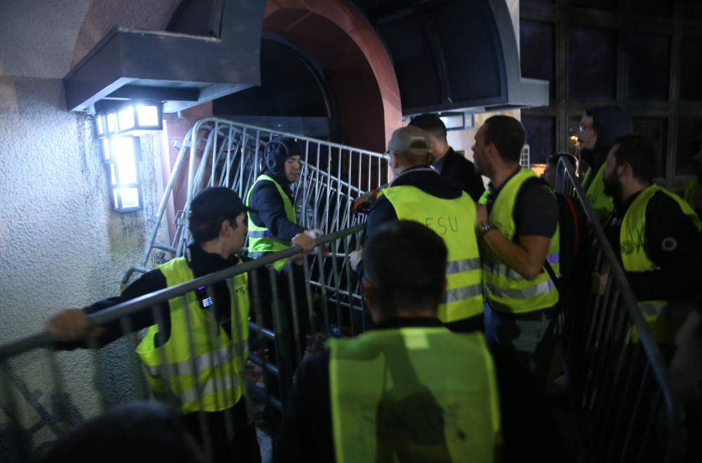 Neviđeni boljševički teror plenuma: Studenti blokirali RTS i brane zaposlenima da rade FOTO/VIDEO