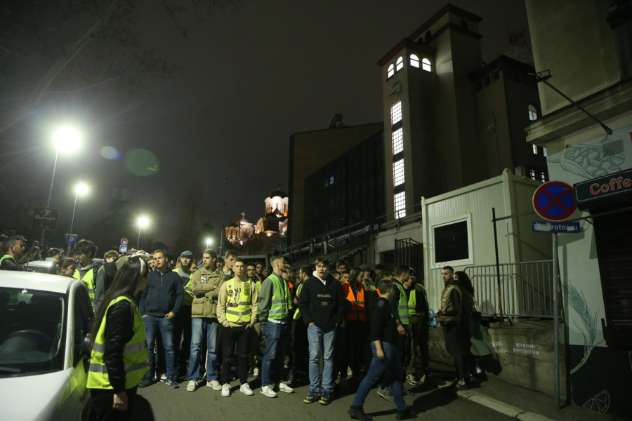 Neviđeni boljševički teror plenuma: Studenti blokirali RTS i brane zaposlenima da rade FOTO/VIDEO