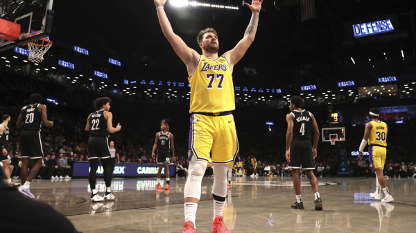 Tripl-dabl Dončića uz skandalozan šut – Lejkersi izgubili od "fenjeraša" VIDEO