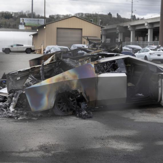 Totalno potonuće: Koliko je novca juče izgubio Mask?