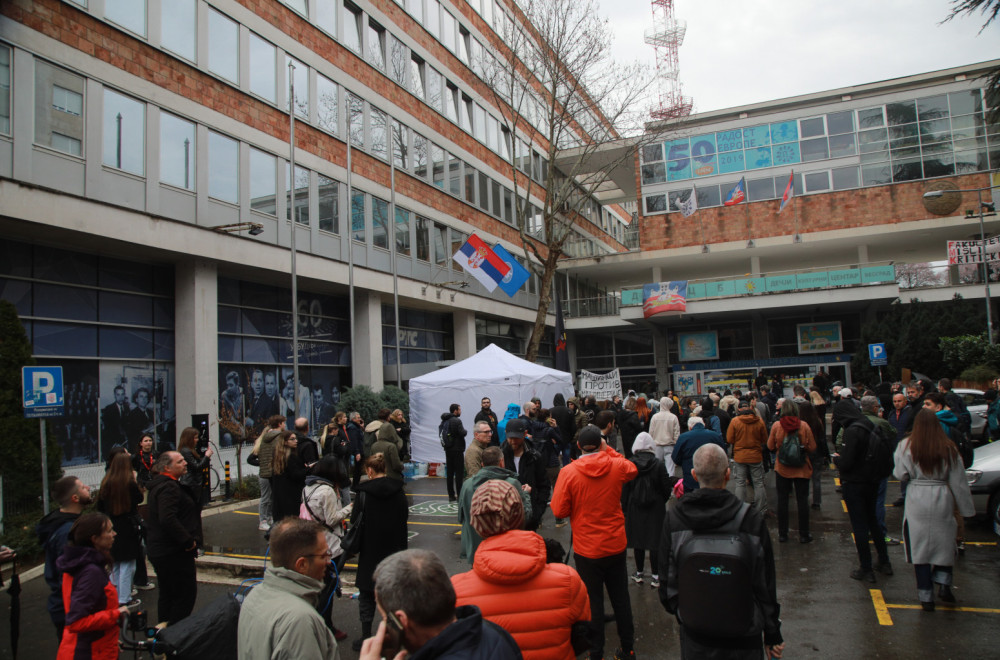 Manje grupe studenata u blokadi i dalje blokiraju zgrade RTS-a i RTV-a FOTO