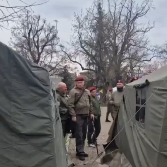 Sramno; Došli u Pionirski park da provociraju čoveka koji se borio za ovu zemlju: "Što šepaš?" VIDEO