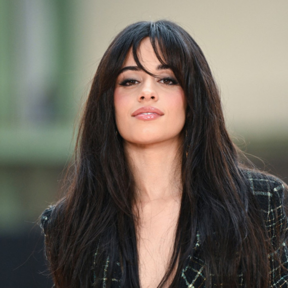 I najobičnije odelo može da izgleda seksi: A samo je istakla grudi FOTO