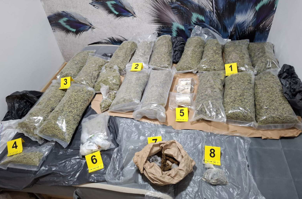 Policija upala u stan u Beogradu i pronašla veliku količinu droge FOTO