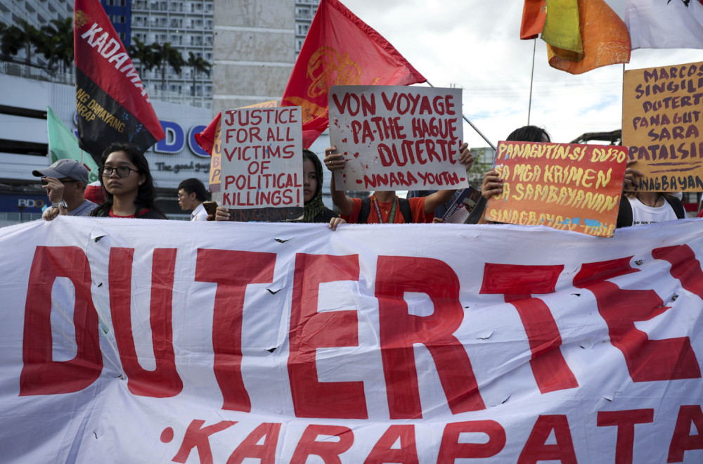 Bivši predsednik Filipina na putu za Hag: Terete ga za 30.000 ubistava VIDEO