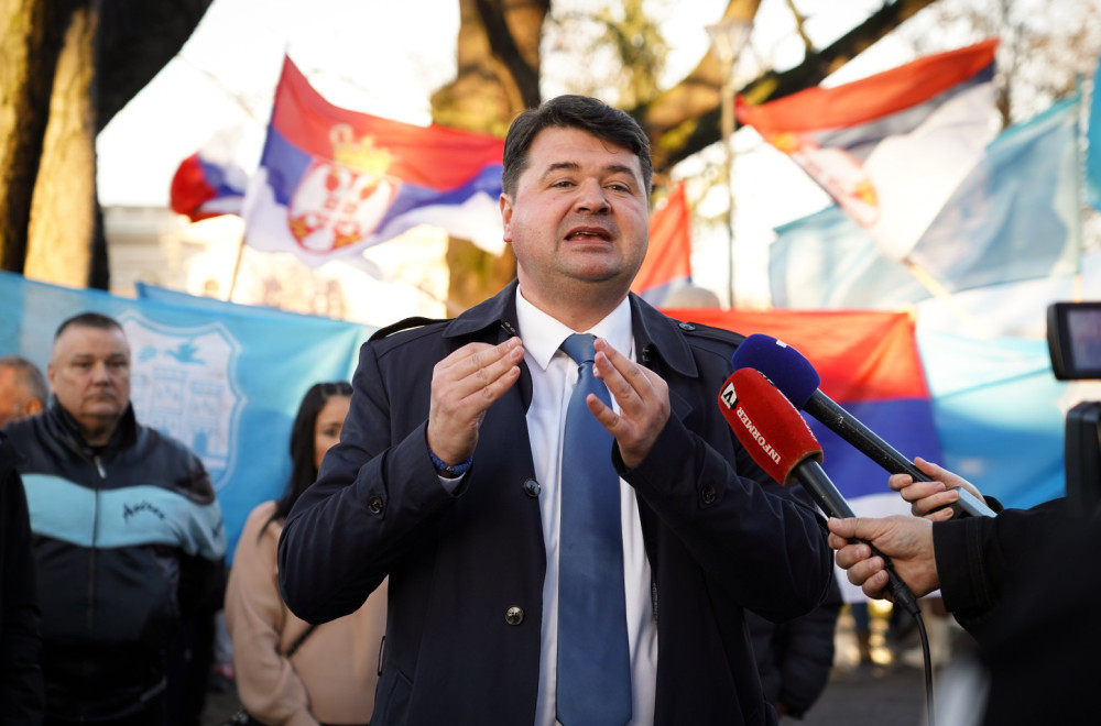 Profesor Petrov sa studentima u Pionirskom parku: Insistirajte da što pre bude predočen plan nadoknade nastave