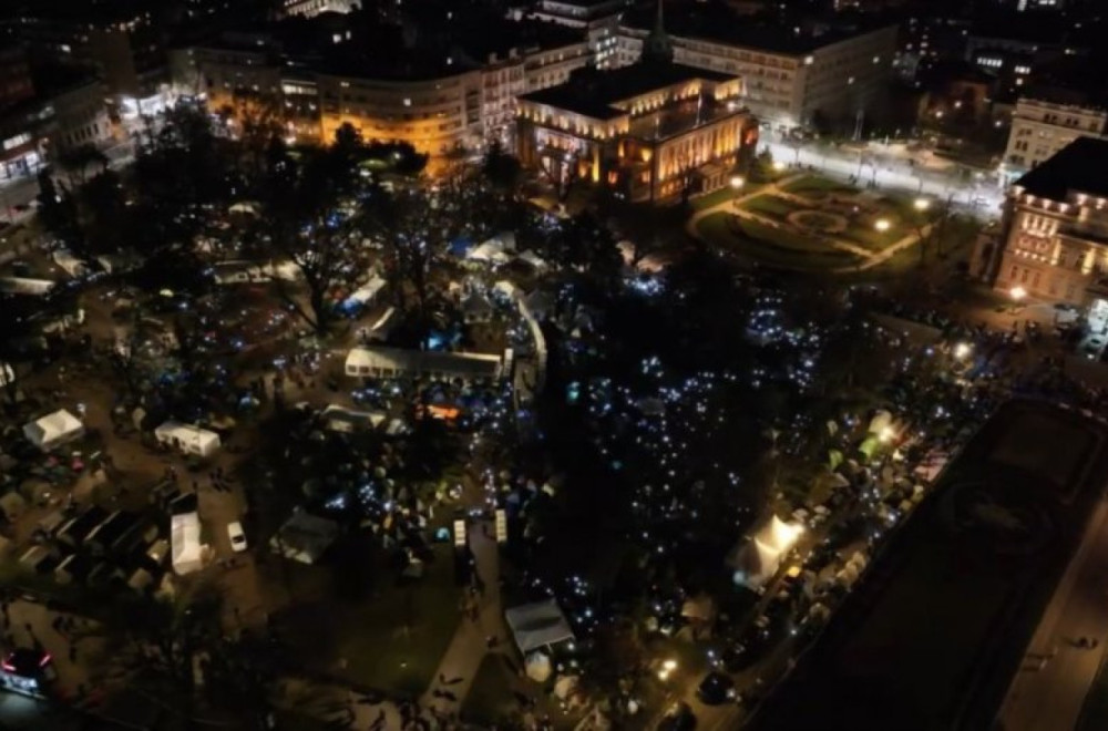 Veličanstveno; Studenti koji žele da uče napravili "lajt šou" - osvetleli Beograd VIDEO