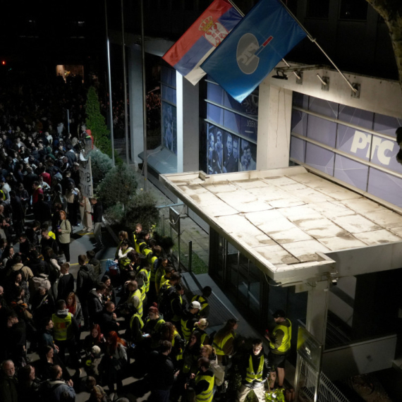 Dno studenata blokadera: Smeju se povređenom policajcu FOTO