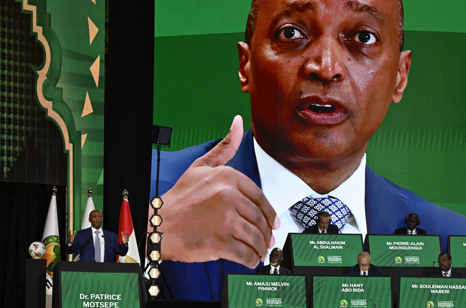 Milijarder ostaje na čelu afričkog fudbala – Infantino stajao uz njega FOTO