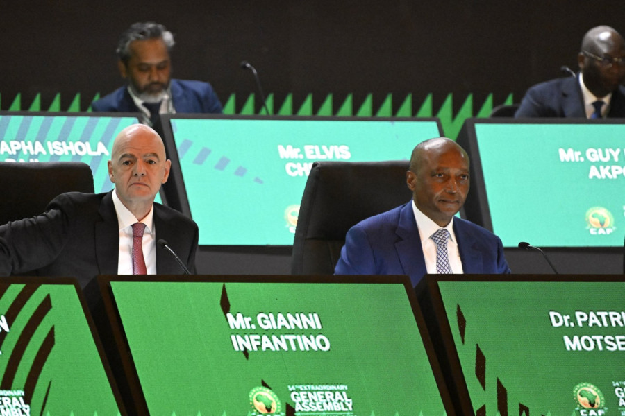 Milijarder ostaje na čelu afričkog fudbala – Infantino stajao uz njega FOTO