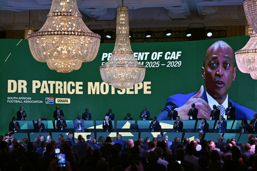 Milijarder ostaje na čelu afričkog fudbala – Infantino stajao uz njega FOTO