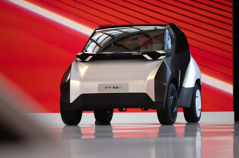 Staje na pola parking mesta: Ovu Toyotu mogu da voze i deca od 14 godina FOTO