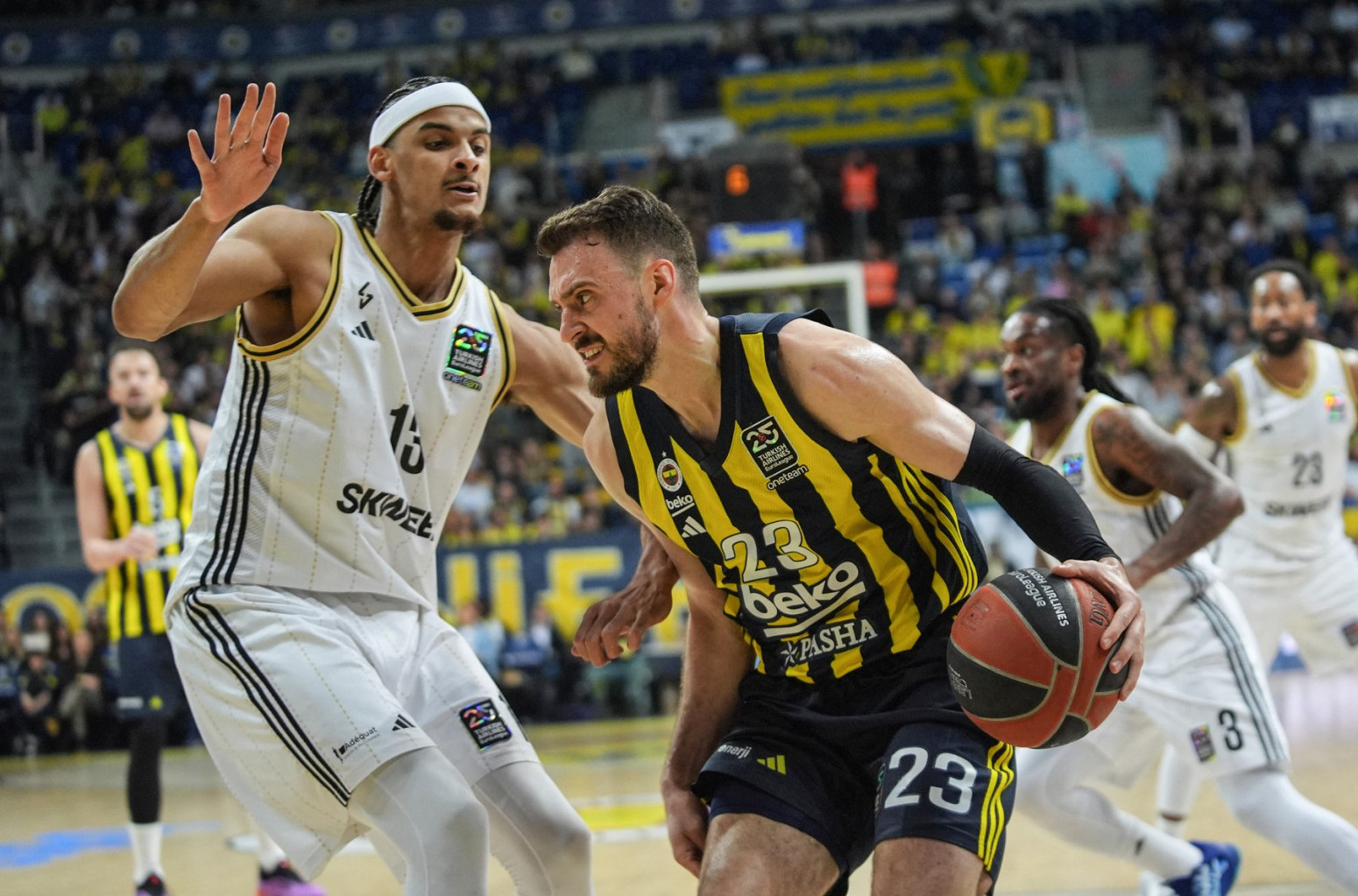 Fener produžio agoniju Asvela