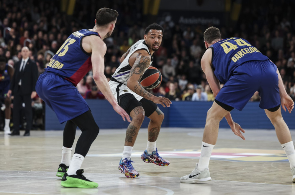 Navijači Partizana vratili igrače na teren VIDEO