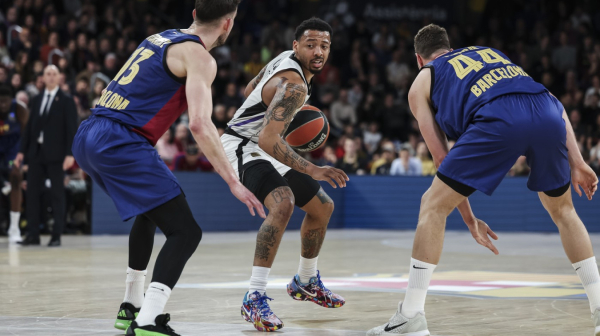 Navijači Partizana vratili igrače na teren VIDEO