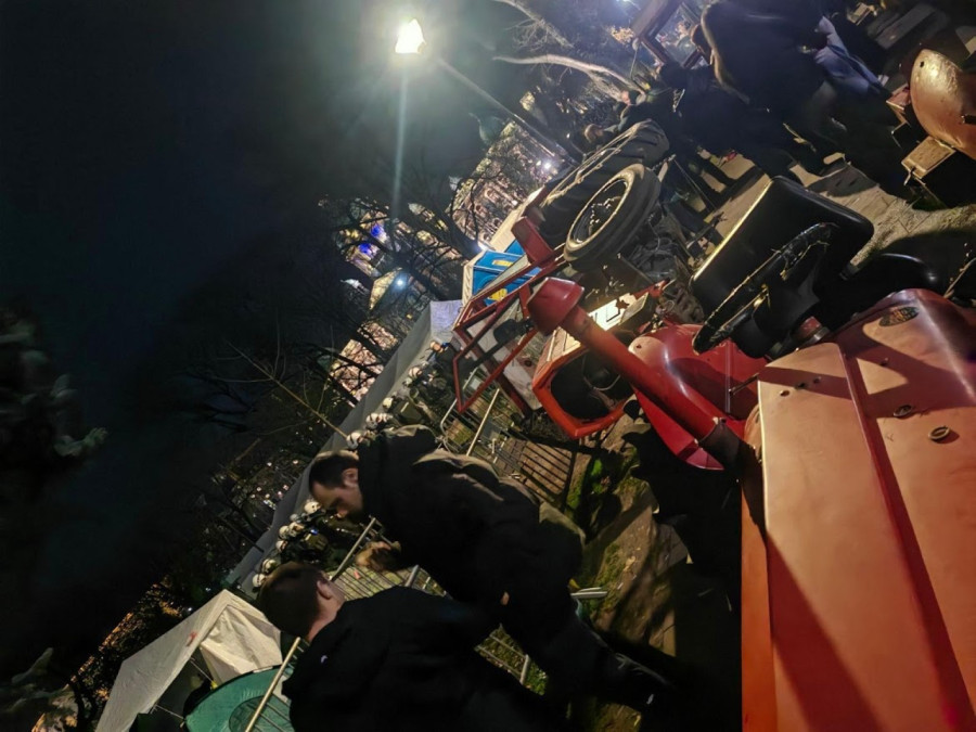 Studenti blokaderi divljaju: Prevrnuli traktor i gađaju policiju FOTO/VIDEO