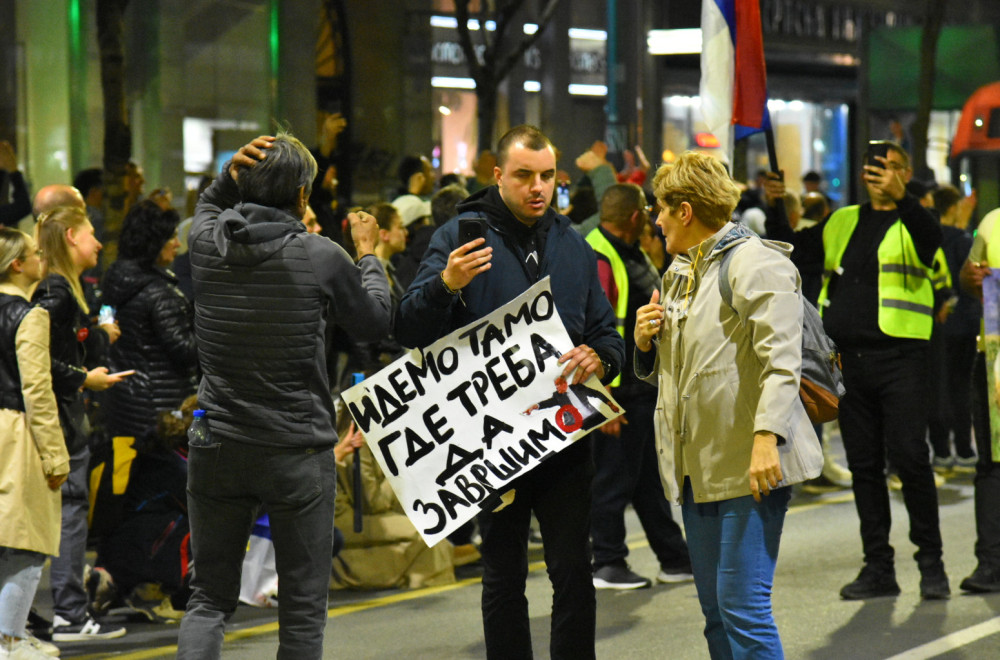 Bizarna scena na dočeku studenata: Muškarac se skoro "popeo" na kolica za bebu VIDEO