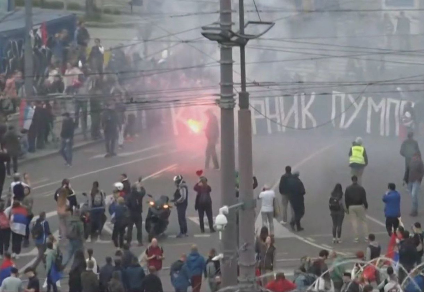 Jasno je da spremaju nasilje: Blokaderi krenuli s paljenjem baklji