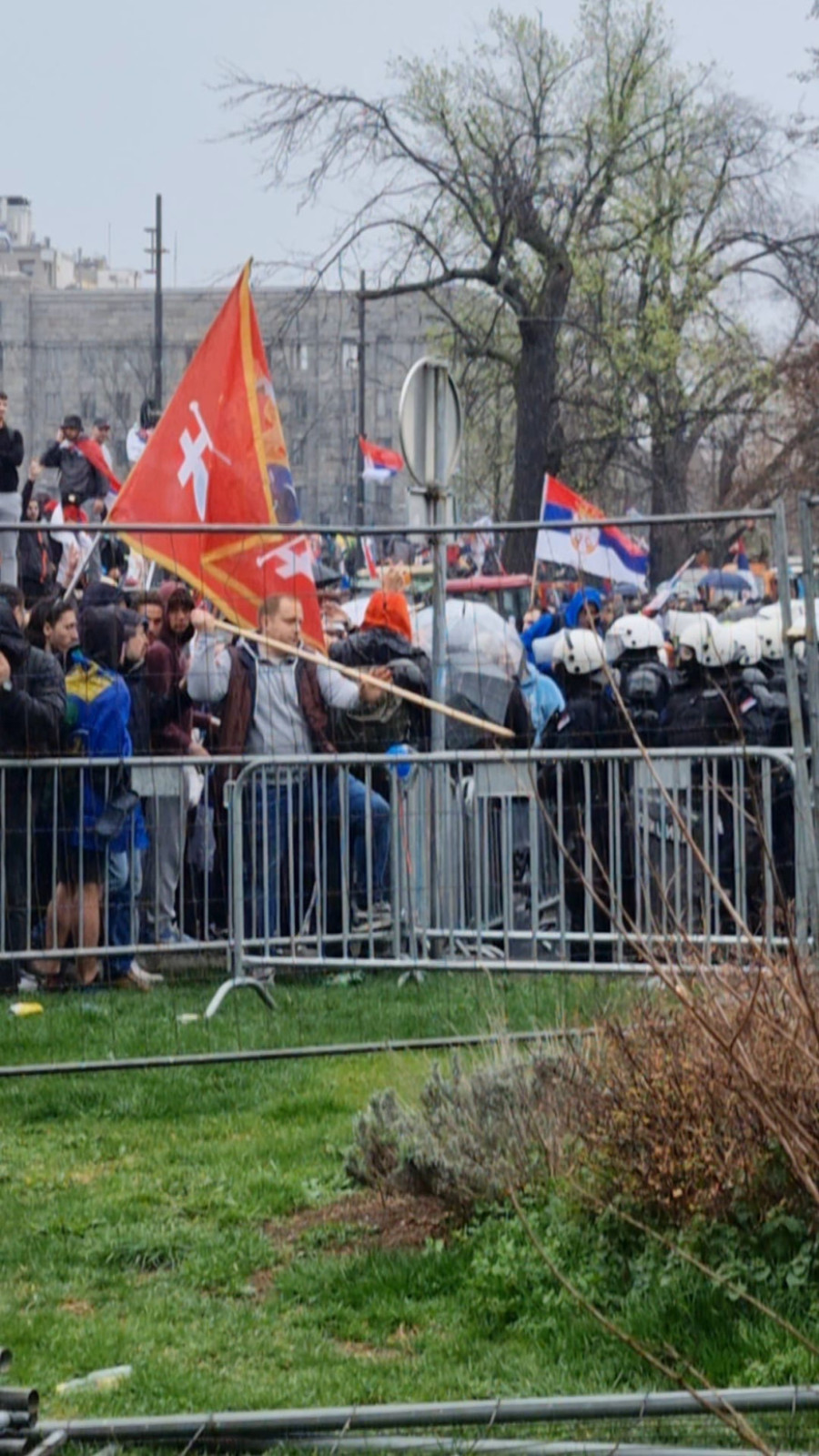 Muškarac štapom krenuo na policajca na protestu FOTO