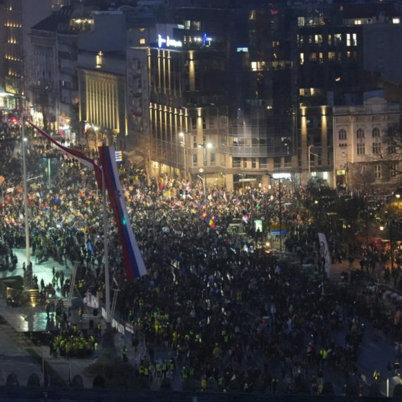 Policija saopštila: U piku na svim lokacijama bilo 107.000 ljudi, broj ljudi sada konstantno opada
