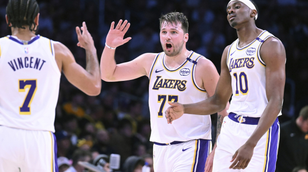 Dončić flertovao sa tripl-dabom – Lejkersi rutinski protiv Durenta i Bukera VIDEO