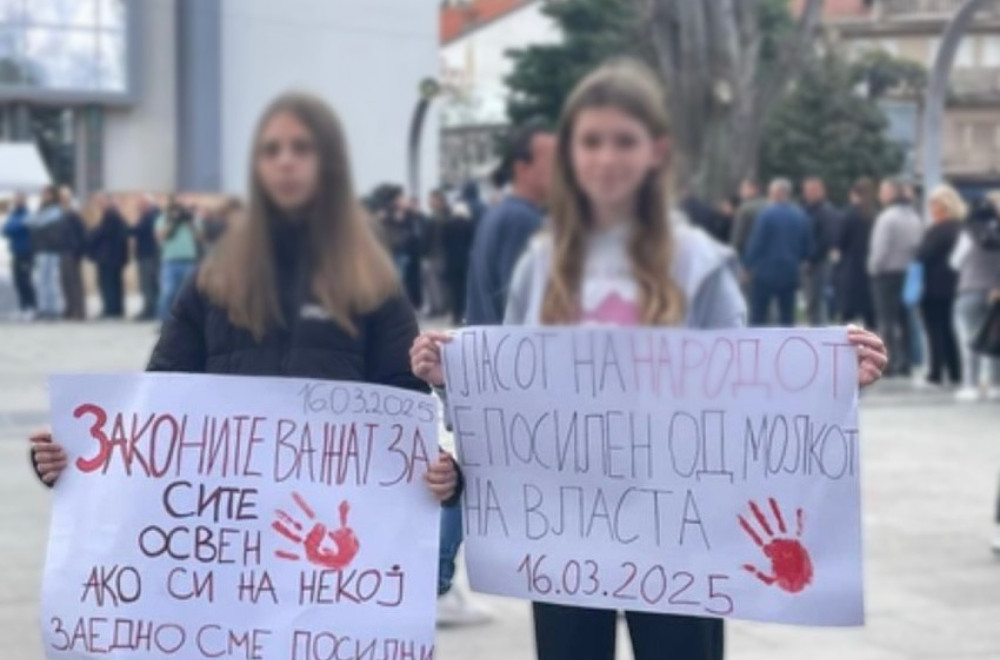 Krvava šaka, simbol kojim bi da ruše Srbiju, sada i u Severnoj Makedoniji; Transparente nose deca