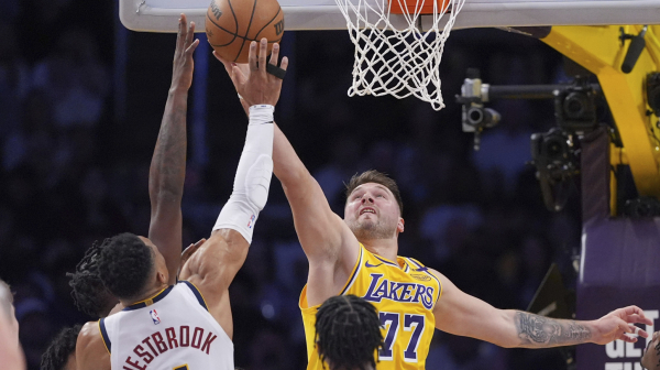 Jokić samo gledao kako Dončić uništava Denver VIDEO