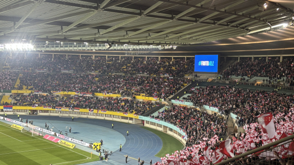 Umalo incident na Austrija – Srbija: Policija htela da Srbima otme transparent posvećen KiM FOTO