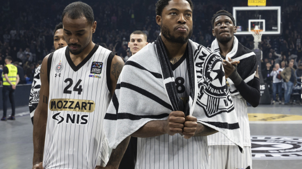 Crno-beli na udaru: "Da li ovi ljudi koji dolaze zaslužuju da vide ovakav Partizan?" VIDEO