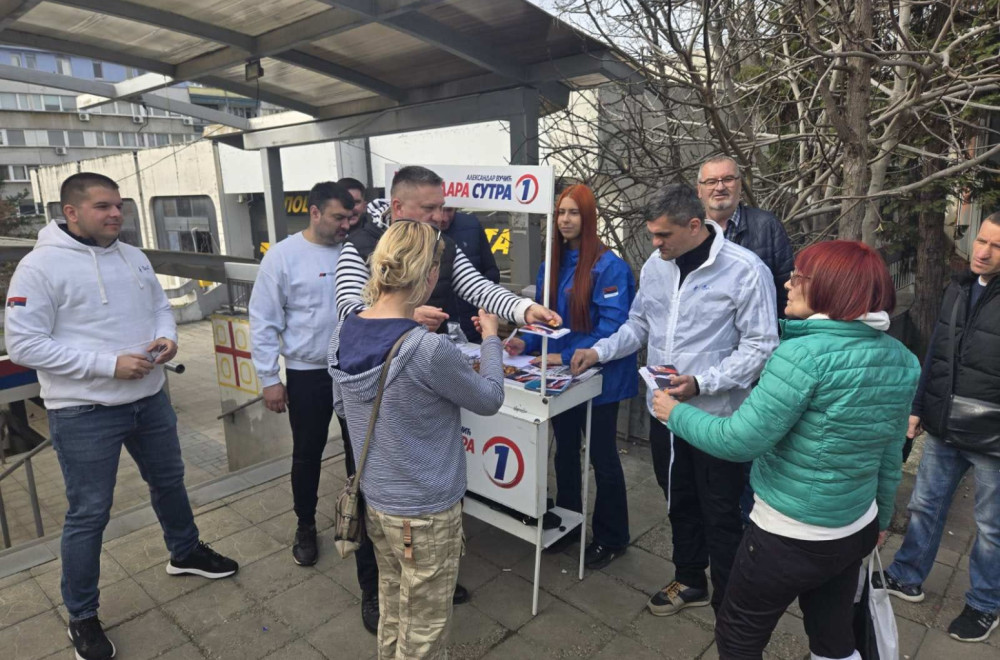 Ovako izgleda pristojna Srbija: Dok blokaderi divljaju, građani koji vole Srbiju mirno stoje