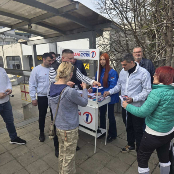Ovako izgleda pristojna Srbija: Dok blokaderi divljaju, građani koji vole Srbiju mirno stoje
