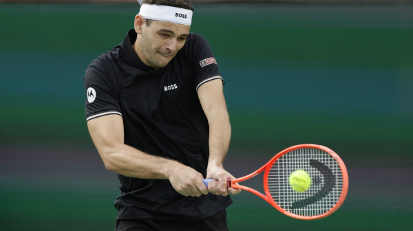 Fric siguran u Majamiju, Menšik zakazao češki derbi