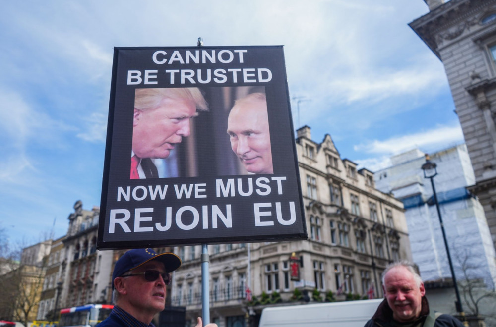 Putin trlja ruke, Tramp razvaljuje