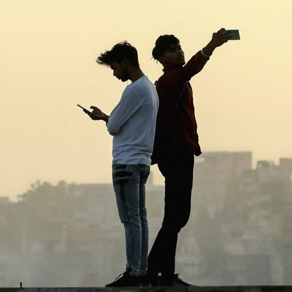 Stanovnici ove zemlje proveli u 2024. više od bilion sati gledajući u telefone