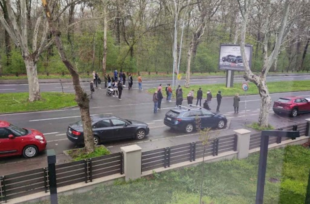 Novo maltretiranje građana: Studenti FON-a i FPN-a blokiraju saobraćaj; Njih 20 zauzelo ceo bulevar FOTO