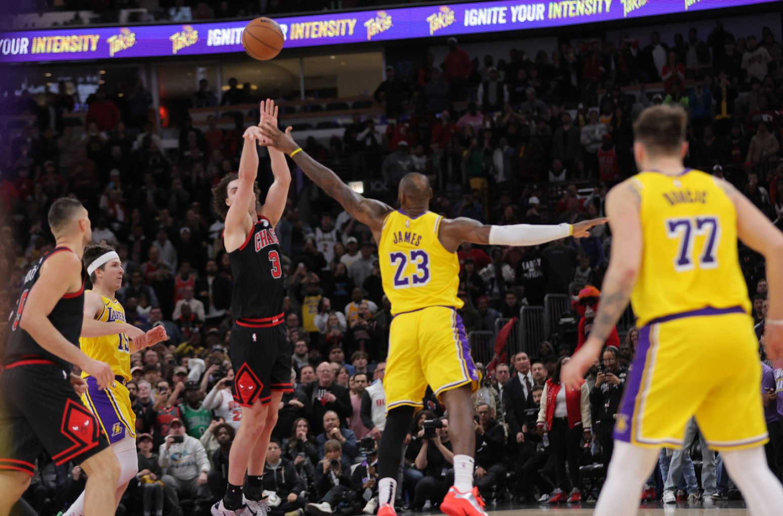 Lebron i Dončić "srušeni" uz zvuk sirene – sa polovine terena! VIDEO