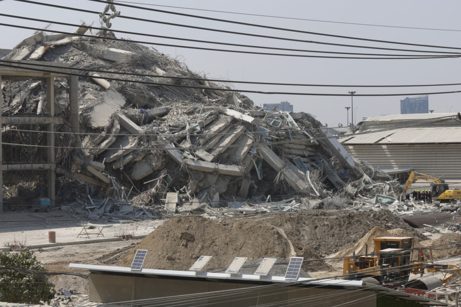The first images of devastating earthquake: Skyscraper crumbles like sand; People flee in panic VIDEO/PHOTO