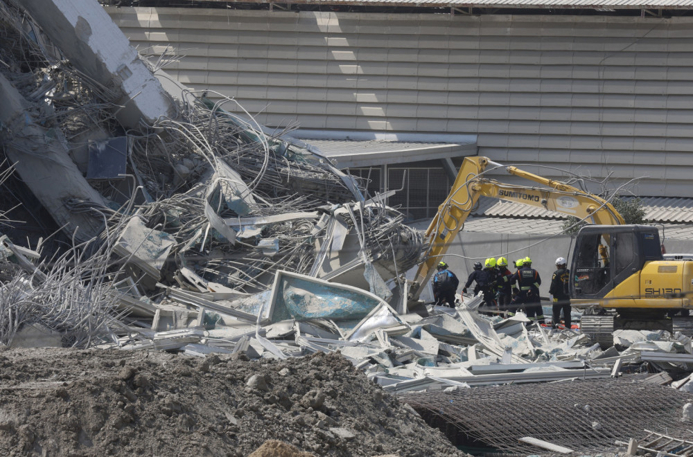Masovne kremacije, sve smrdi na smrt; Preživeli su u očaju, ljudi čuče na ulici i plaču FOTO/VIDEO