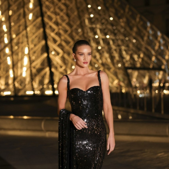 Ispod prve haljine nije imala ništa, a kad je obukla drugu sve je dovela do ludila FOTO