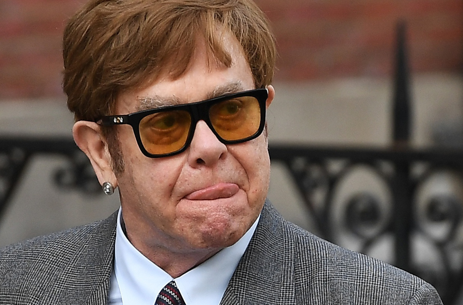 Elton Džon se požalio: "Nema veliku kuću, pa 15.000 naočara čuvam u skladištu" FOTO