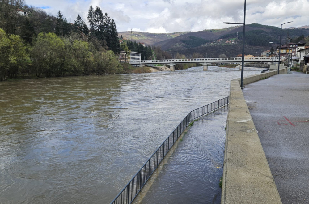 Poplavljeni kej i šetalište u Prijepolju: Postavljene barijere