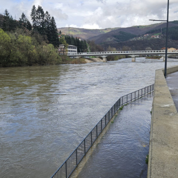 Poplavljeni kej i šetalište u Prijepolju: Postavljene barijere