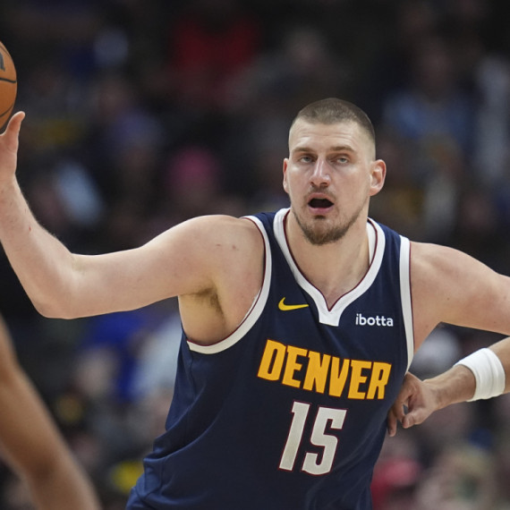 Jokić "zapalio" NBA – jednom rukom preko celog terena! VIDEO