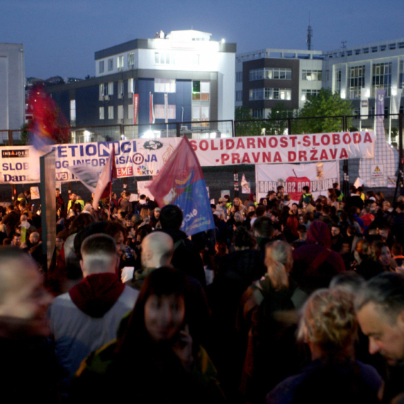 Završena blokada nad zaposlenima u "Informeru"; Vučić ih podržao: Nemaju pravo da ih drži kao taoce