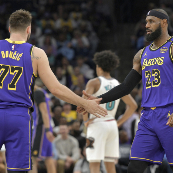Lebron i Dončić vratili godine unazad – rekreirali legendarno zakucavanje VIDEO