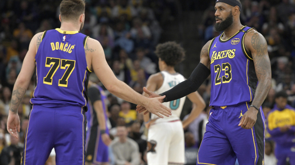 Lebron i Dončić vratili godine unazad – rekreirali legendarno zakucavanje VIDEO