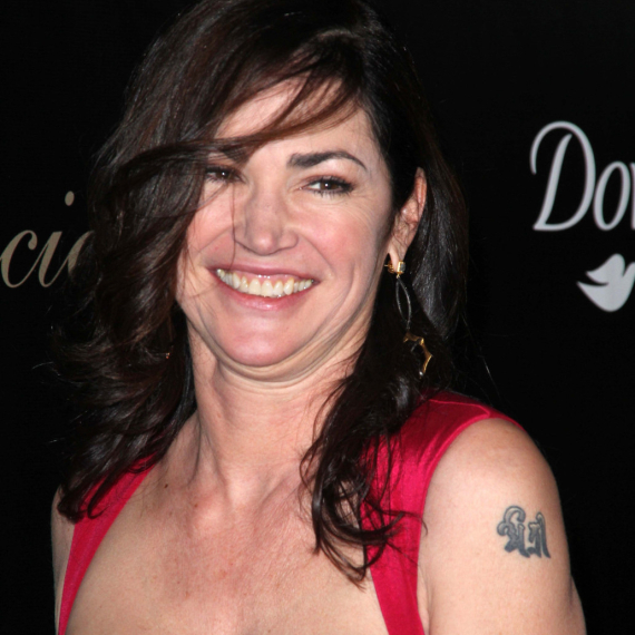 Policija upala u kuću poznate glumice: Sa lisicama je odveli u zatvor FOTO