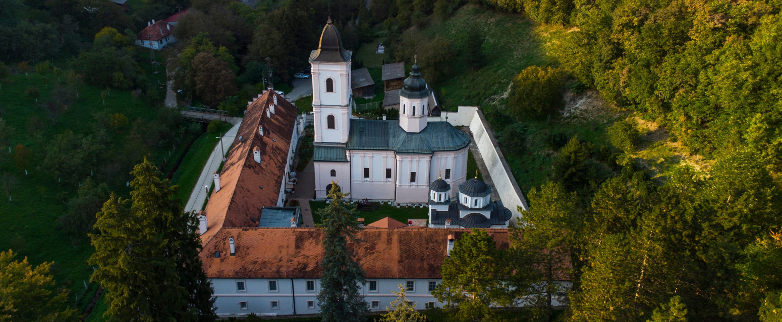 Vrt jednog od najlepših srpskih manastira kopija je Versaja FOTO